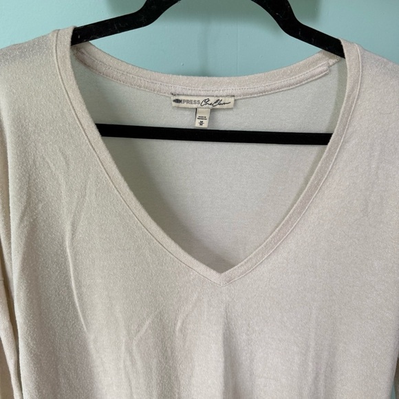 Express One Eleven Cream V-Neck Top Size Medium - Picture 4 of 6